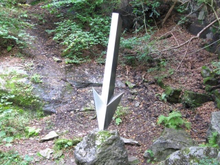 Eines der Kunstwerke entlang des Kunstpfades